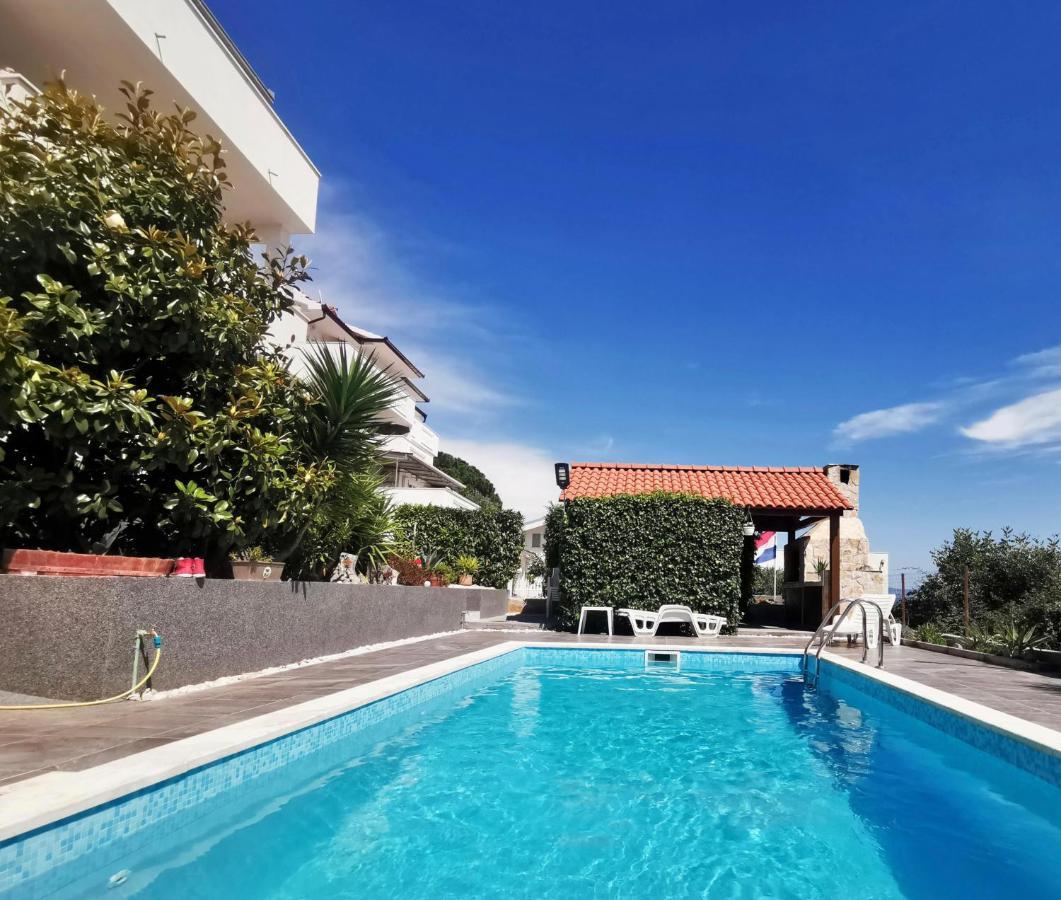 Stunning View With Pool Apartman
